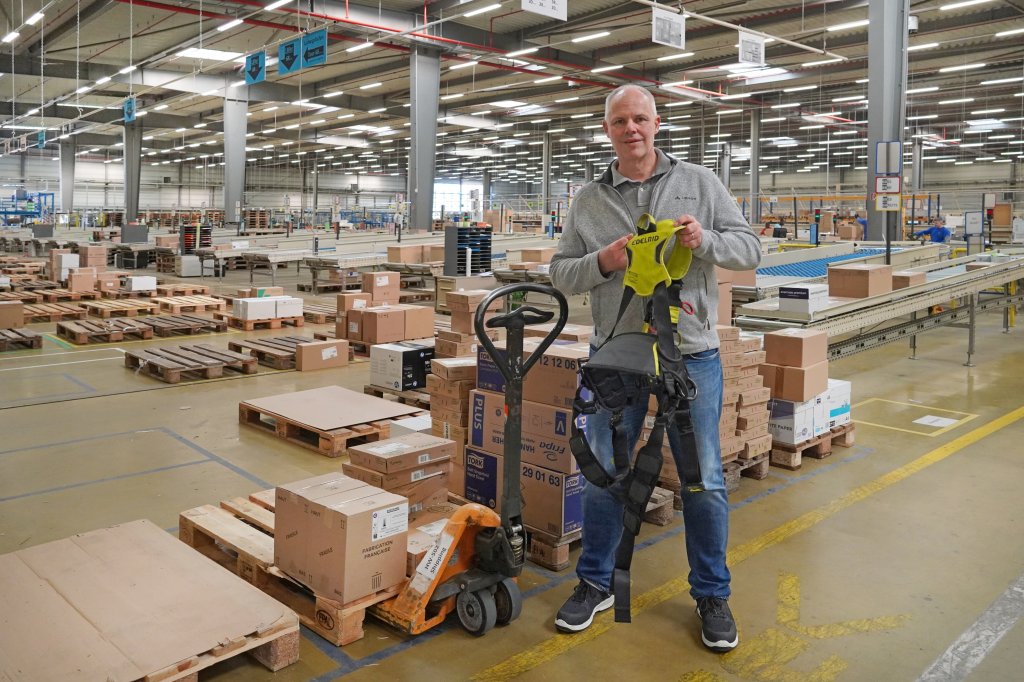 Oliver ist PSA-Spezialist und zeigt die PSAgA für Sicherheit bei der Arbeit im Lager von Lyreco.