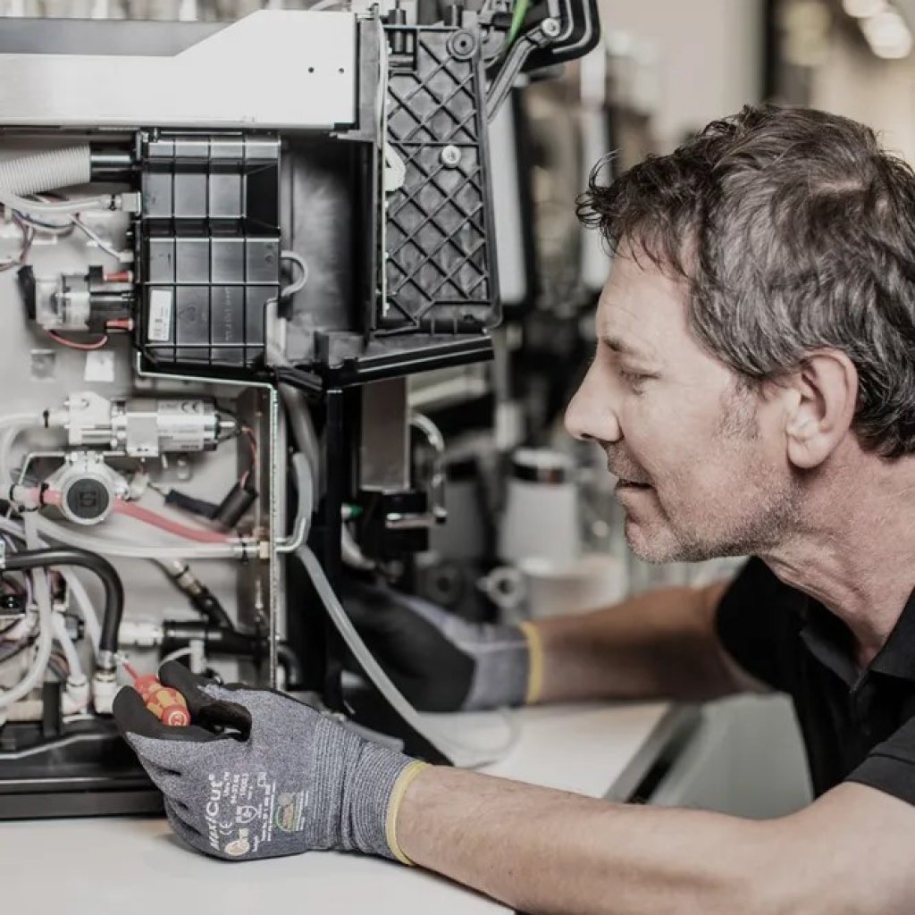 Teil des Rundum-Sorglos-Service von Lyreco ist die regelmäßige Wartung. Regelmäßige Wartungszyklen verlängern die Lebensdauer Ihrer Maschine und sorgen für konstant hohe Kaffeequalität. Der Service umfasst präventive Inspektionen und professionelle Reinigung.