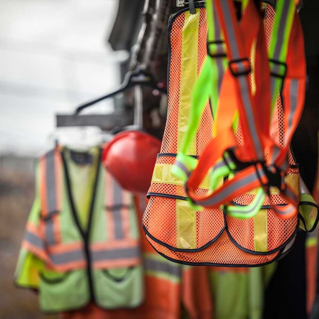 Sicherheitswesten und Sicherheitshelm in der Nahaufnahme.