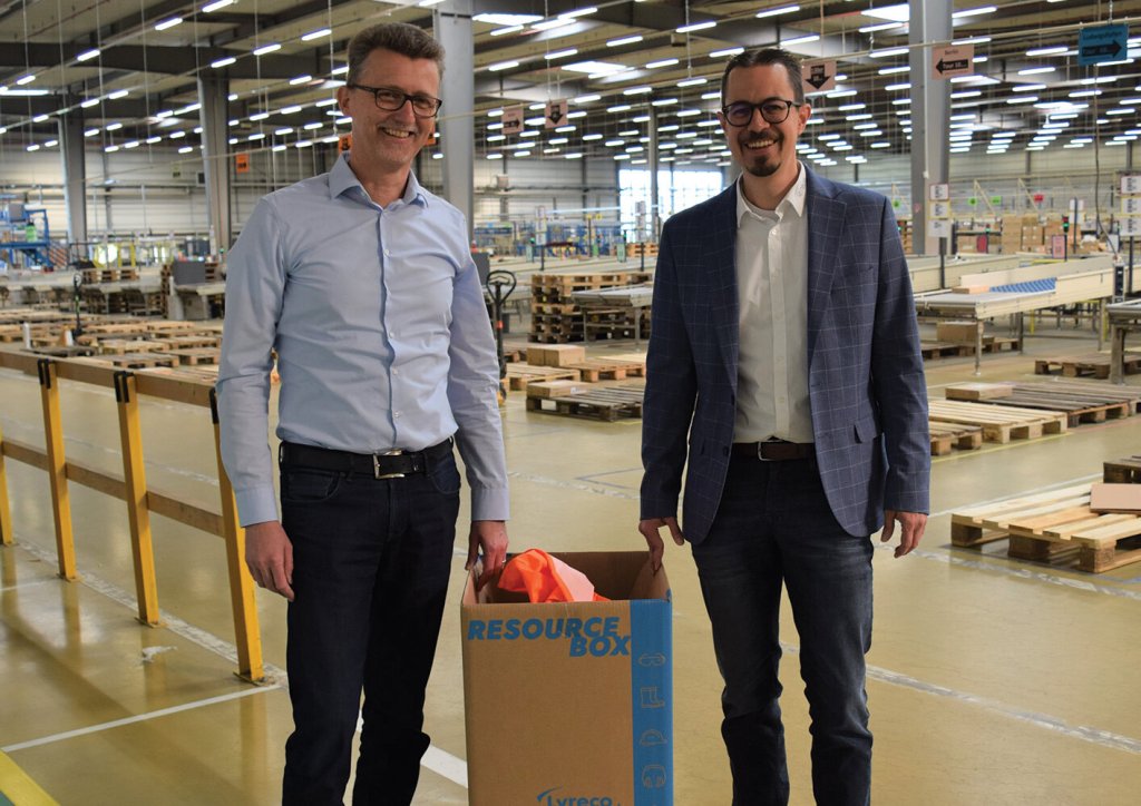 Lyrecos Head of PPE Sales, Jens Zellmer, und Category Manager PSA, Michael Kohler, präsentieren die PSA Resource-Box.