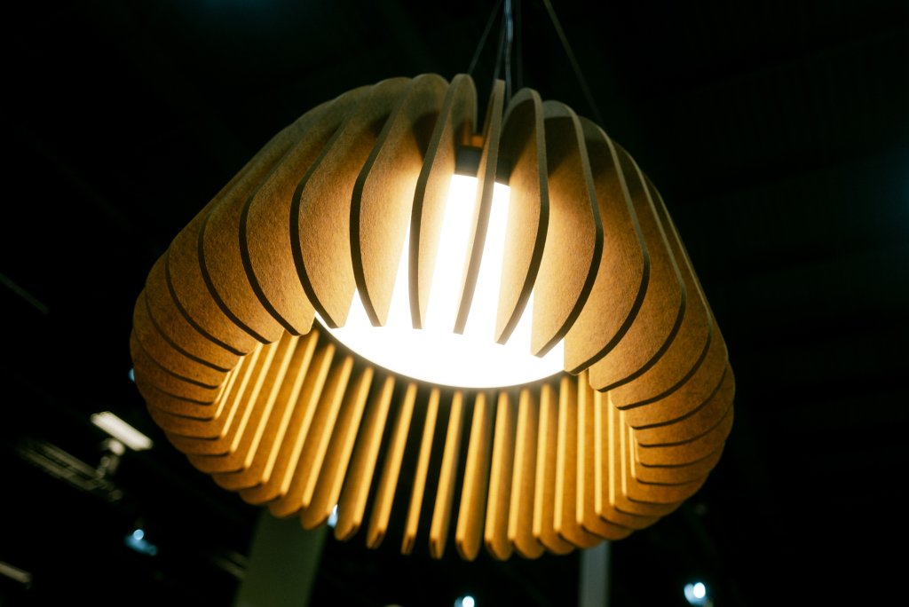 Akustische Lampe der Marke flexxica im gelben Filz-Design, die im Büro für optimale Akustik und Licht sorgen (Quelle: Spieker Fotografie).