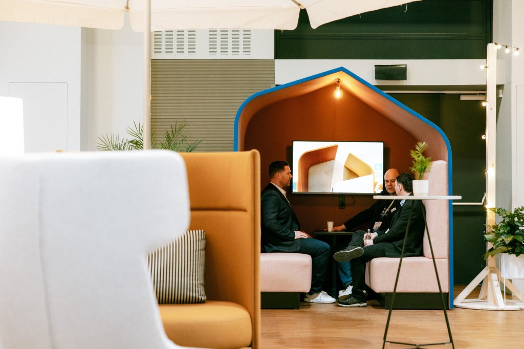 Auf der Lyreco Partner Convention 2025 konnten Besucher moderne Bürokonzepte hautnah erleben. Das Team von MYWORKSPACE by Lyreco hat gemeinsam mit den Partnern ein ganzheitliches Bürokonzept realisiert. (Bild: Spieker Fotografie).