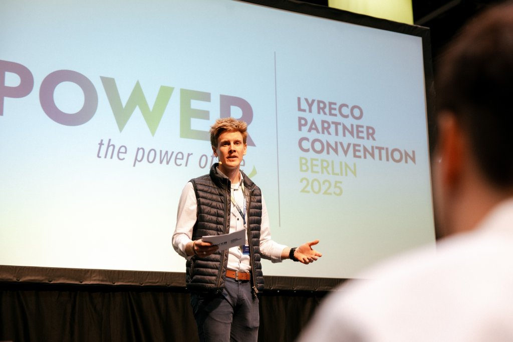 Falko Köhler, Customer Commercial Director von Lyreco Deutschland, auf der Bühne der Lyreco Partner Convention 2025 in Berlin. Bei der Auftaktveranstaltung informiert es Besucher über Lyrecos Ziele und Strategien und heißt alle herzlich willkommen.