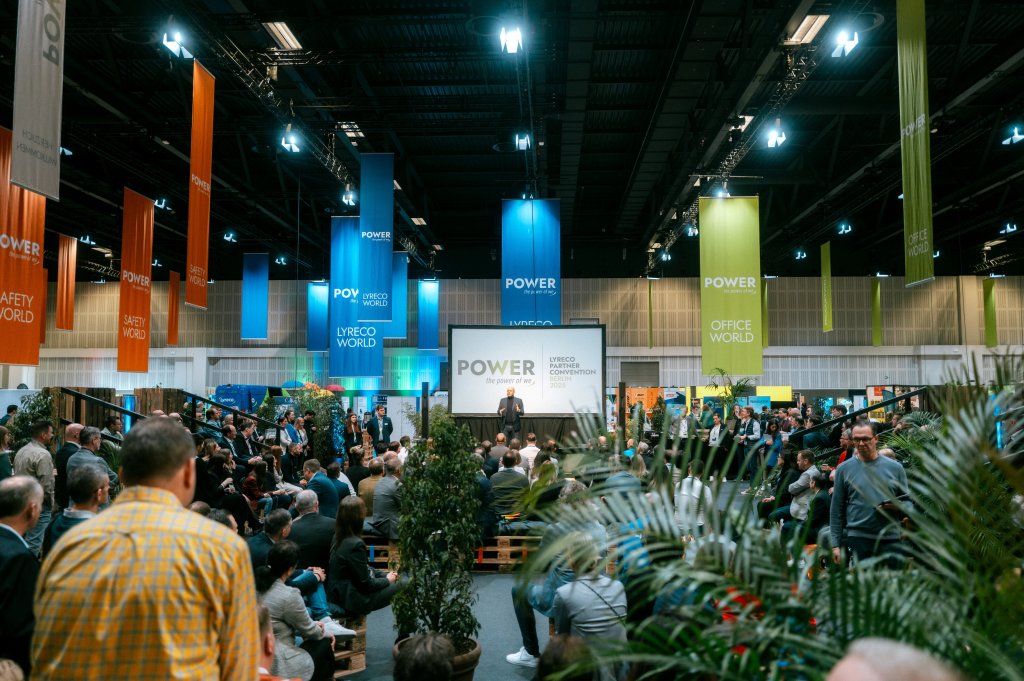 Auf der Lyreco Partner Convention 2025 präsentierte der Anbieter für Arbeitsplatz- und Sicherheitslösungen gemeinsam mit Partnern in drei spannenden Themenwelten sein breites Produkt- und Dienstleistungsangebot für Kunden und Mitarbeitende. (Bild: Spieker Fotografie).
