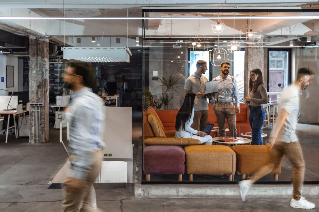 Mit Kommunikation, Work-Life-Balance und Wertschätzung machen Sie Mitarbeitenden Lust auf Präsenzarbeit im Büro. Auch eine moderne Raumgestaltung hilft dabei, Mitarbeiter zurück ins Büro zu holen. MYWORKSPACE by Lyreco betrachtet bei der Raumplanung Ihres Büros alle Faktoren für die Transformation.
