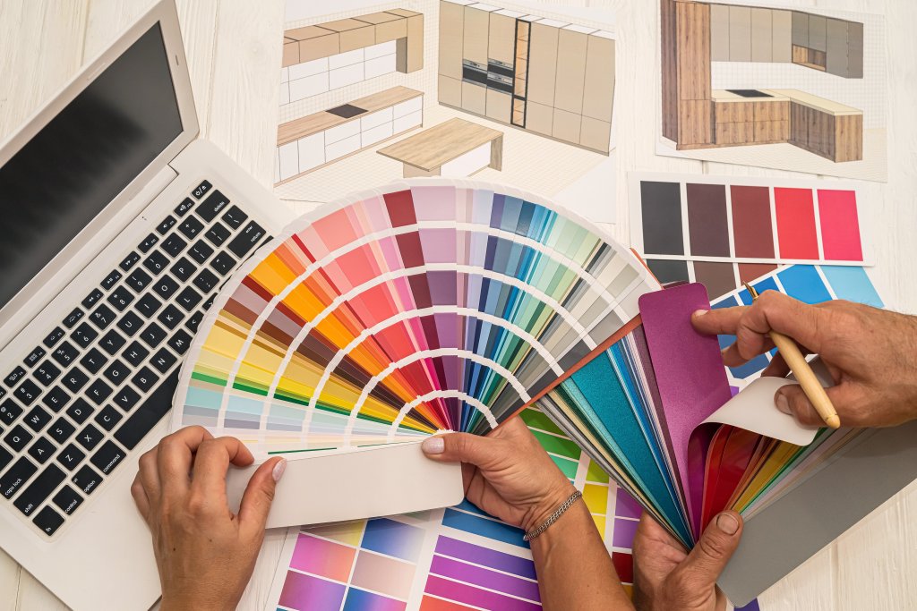 Die Farbpsychologie zeigt, dass Farben richtig eingesetzt eine kraftvolle Wirkung in Arbeitsbereichen haben. Wir von MYWORKSPACE by Lyreco zeigen, wie Sie Farben im Büro gezielt nutzen.