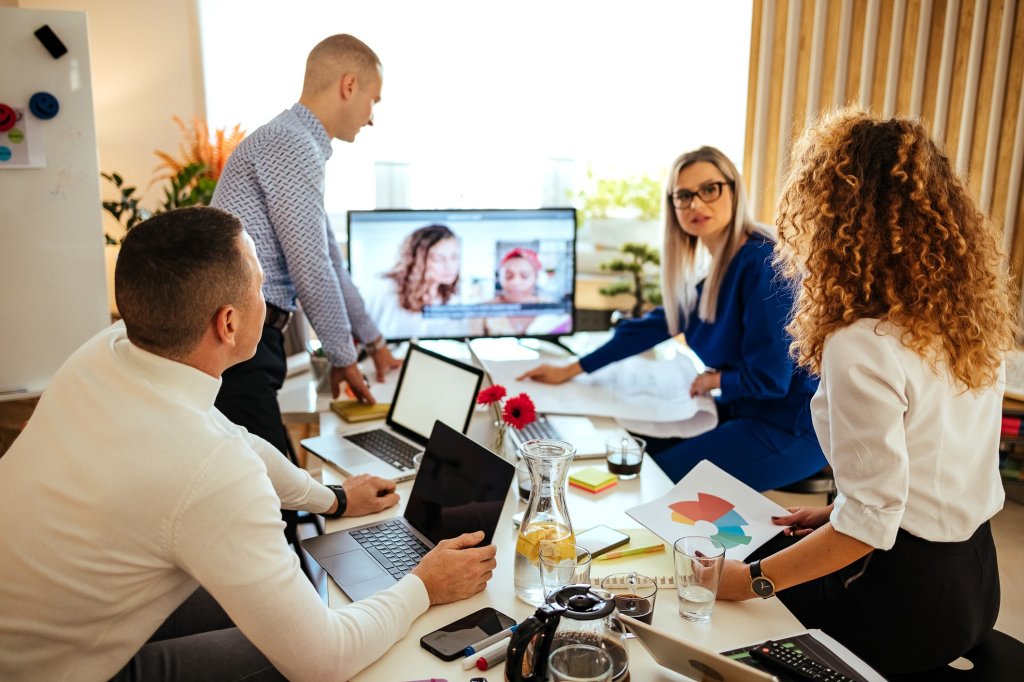 So sollten Sie hybride Meetings gestalten, damit sich alle Teilnehmer eines Meetings einbezogen fühlen. Bei Lyreco und MYWORKSPACE beachten wir auch solche Faktoren bei der Bürogestaltung.