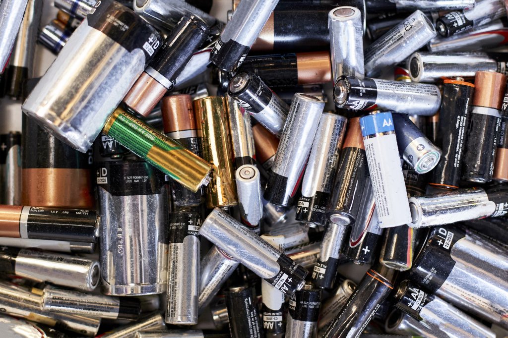 Ob in Fernbedienungen, Laptops oder Industrieanlagen – Batterien sind aus dem Arbeitsalltag nicht wegzudenken. Doch was passiert mit den ausgedienten Batterien? Wir zeigen wie das Recycling von Batterien richtig funktioniert.