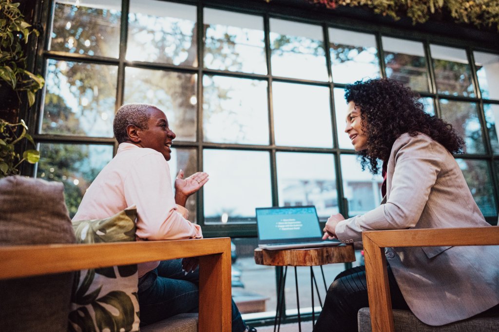 Eine Feedbackkultur, die als positiv erfahren wird, erhöht die Veränderungsbereitschaft der Mitarbeitenden und macht Unternehmen agiler. Wir von MYWORKSPACE by Lyreco helfen Ihnen mit unseren Partnern mit Office-Transformation Consulting.