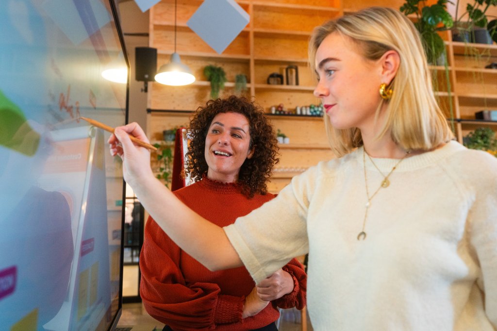 Mit MYWORKSPACE by Lyreco bringen Sie Ihre Meetings auf ein neues Niveau, indem Sie Raum und Technik für Ihre analogen und digitalen Meetings in Einklang bringen, z. B. mit den Bildschirmen von Legamaster. (Bildquelle: Legamaster).