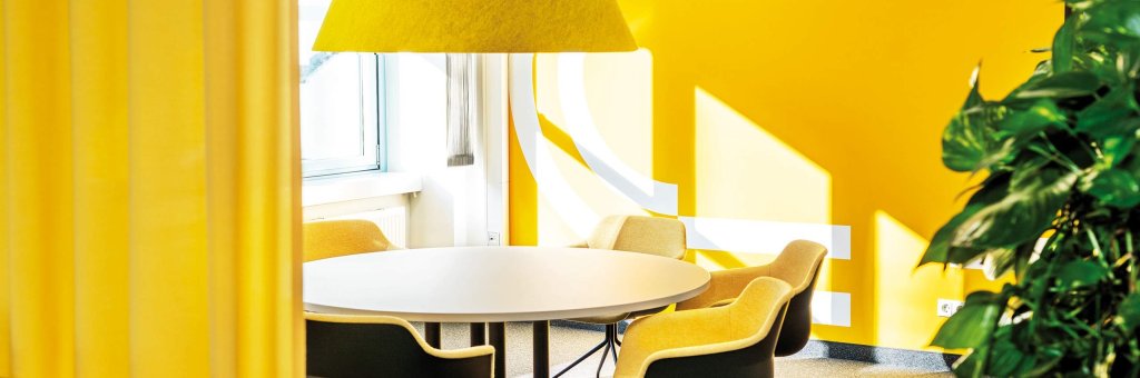 Referenzobjekt von MYWORKSPACE aus der Automobilbranche mit einem einzigartigen Farbkonzept sorgt für Inspiration und Kreativität in der gelben Kommunikationszone. (Fotos: Christian Mader / Stuttgart).