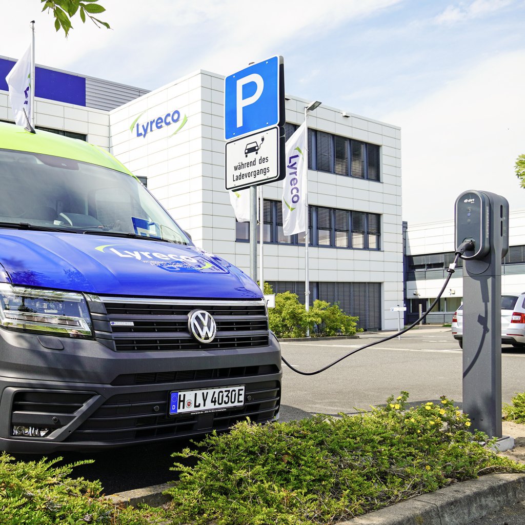 Für mehr Nachhaltigkeit hat Lyreco mehrere elektrische Auslieferfahrzeuge, die am Hauptstandort in Barsinghausen an Ladesäulen geladen werden.