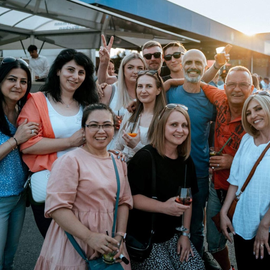 Mitarbeiter von Lyreco am Sommerfest 2024, ein Event das zu unserem Ziel Mitarbeiterzufriedenheit beitragen soll.