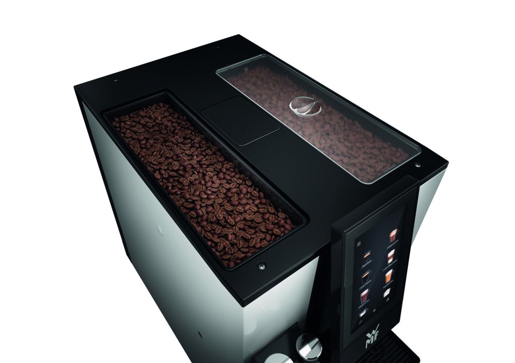 Die WMF 1100 S, die Sie bei Lyreco mieten oder kaufen können, bietet einen Kaffeebohnenbehälter von ca. 550 g und eignet sich besonders für Betriebe mit einem Verbrauch von rund 80 Tassen Kaffee pro Tag.