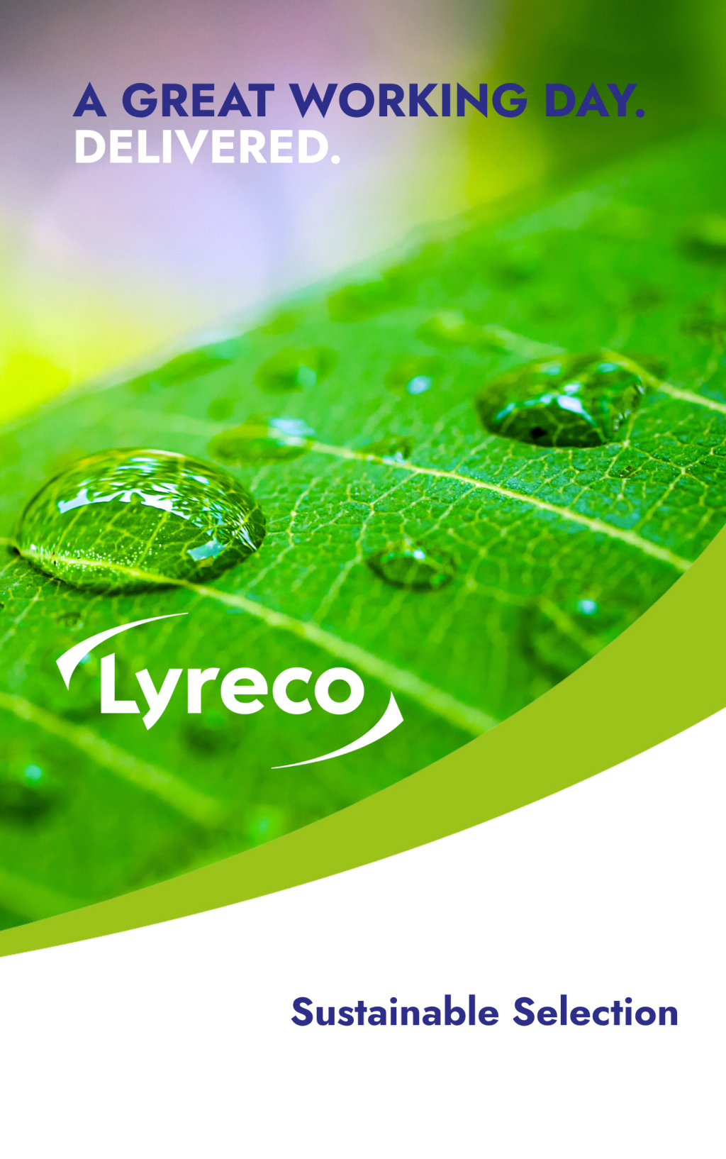 Grünes Blatt mit Wassertropfen auf dem Lyreco Sustainable Selection Katalogs.