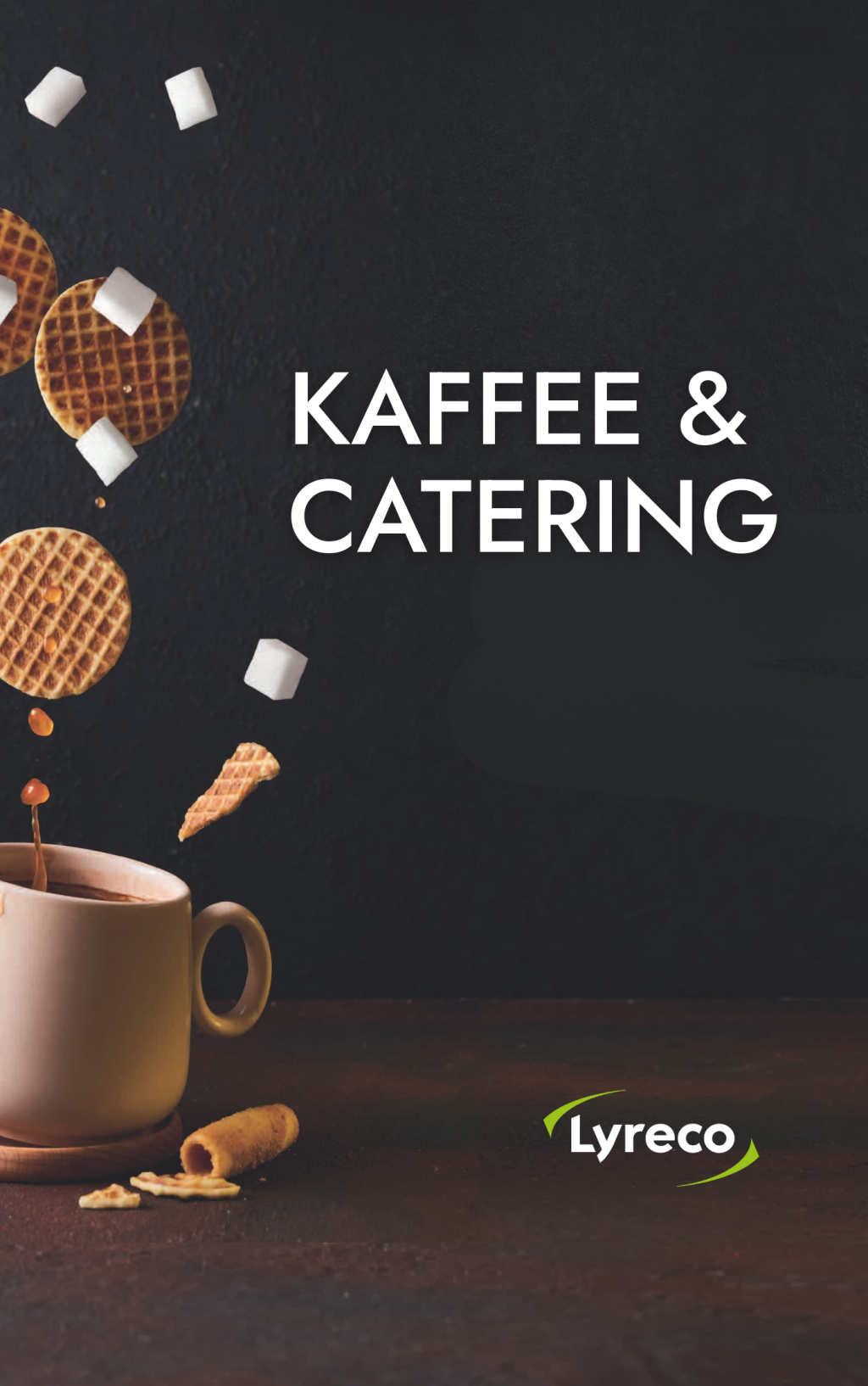 Dunkelbraunes Cover der Lyreco "KAFFEE & CATERING" Broschüre mit dem Lyreco-Logo unten rechts sowie einer Kaffeetasse, in die Zuckerwürfel und Kekse fallen.
