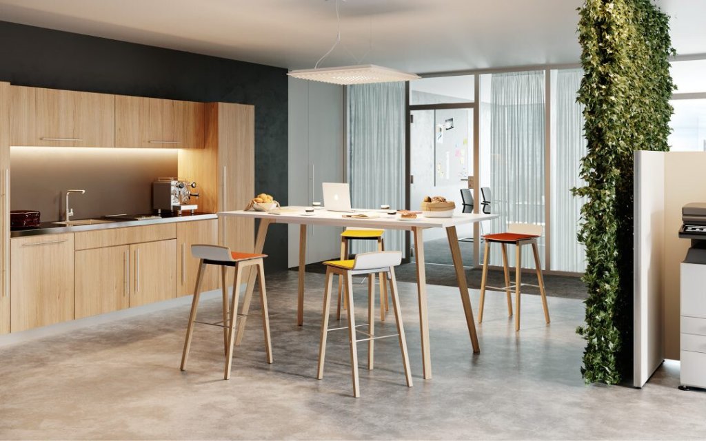 Moderne Büroküche mit Küchenzeile und Sitzmöglichkeiten.