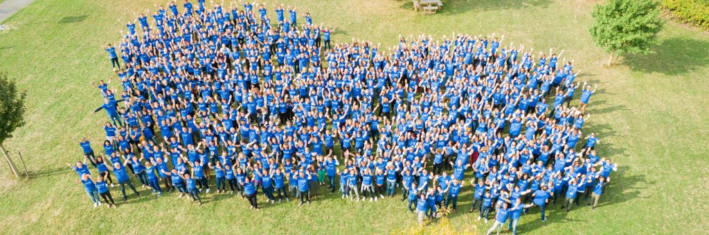 Mitarbeiterinnen und Mitarbeiter von Lyreco in blauen Lyreco Shirts.